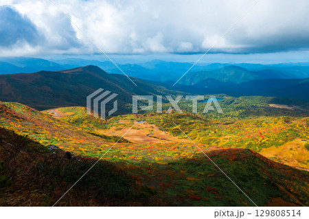 秋の栗駒山登山（栗駒山～秣岳 ： 秣岳・須川湖方面の眺め） 129808514