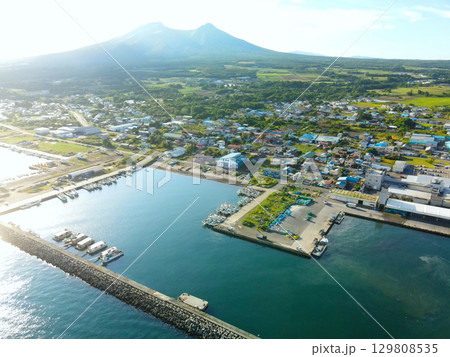 夏の北海道森町で森漁港の風景を空撮 夏の北海道森町で森漁港の風景を空撮 129808535