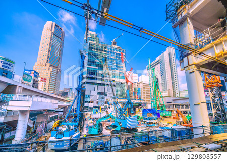 日本の東京都市景観8月19日。クローラークレーンやパイルドライバーなどの巨大重機がズラリ…=渋谷 日本の東京都市景観8月19日。クローラークレーンやパイルドライバーなどの巨大重機がズラリ…=渋谷 129808557