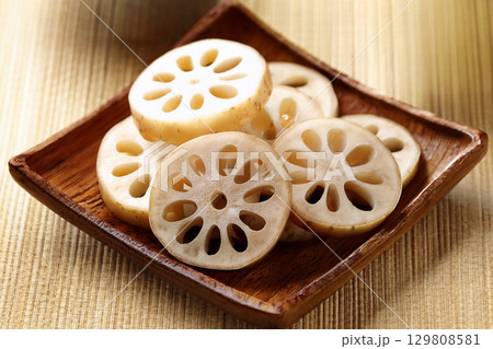 皮付きのまま輪切りにカットしたレンコンの断面 129808581