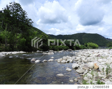 大又川のせせらぎと夏空の風景 大又川のせせらぎと夏空の風景 129808589