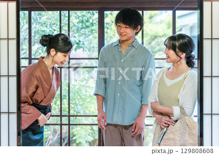 老舗の温泉旅館・高級旅館・宿坊で観光客に接客する仲居さん・女将さん 129808608