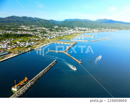 夏の北海道森町で森漁港を出漁する漁船の風景を空撮 129808669