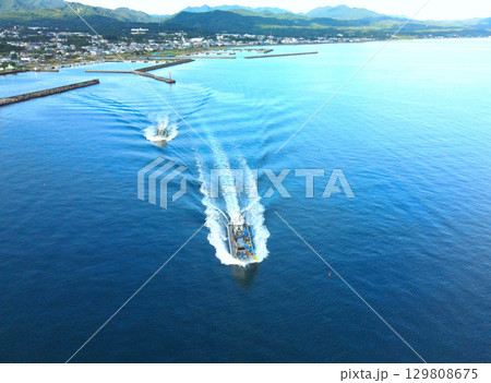 夏の北海道森町で森漁港を出漁する漁船の風景を空撮 129808675