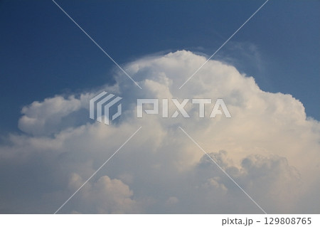 発達した積乱雲が対流圏界面に近づき、かなとこ雲になろうとしている様子 129808765