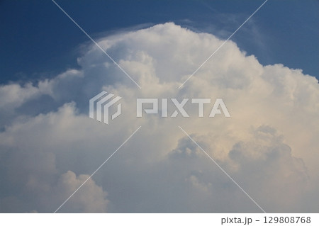 発達した積乱雲が対流圏界面に近づき、かなとこ雲になろうとしている様子 発達した積乱雲が対流圏界面に近づき、かなとこ雲になろうとしている様子 129808768