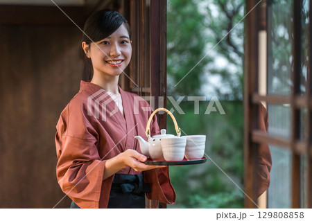 老舗の温泉旅館・高級旅館・宿坊で働く仲居さん・女将さん 129808858