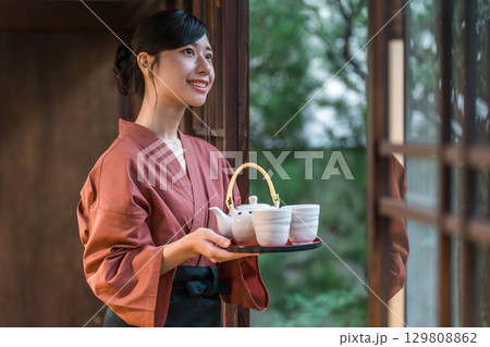 老舗の温泉旅館・高級旅館・宿坊で働く仲居さん・女将さん 129808862