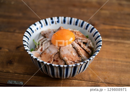 ローストポーク丼 129808971