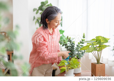 植物の世話をする女性 129809036
