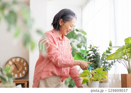 植物の世話をする女性 植物の世話をする女性 129809037