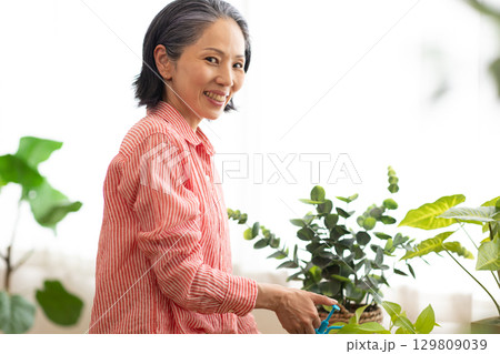 植物の世話をする女性 129809039