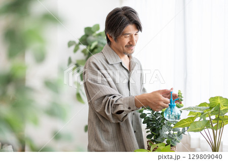 植物の世話をする男性 129809040