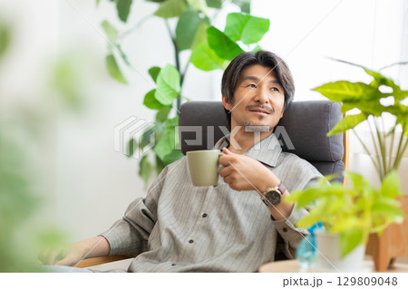 ソファに座ってくつろぐ男性 ソファに座ってくつろぐ男性 129809048