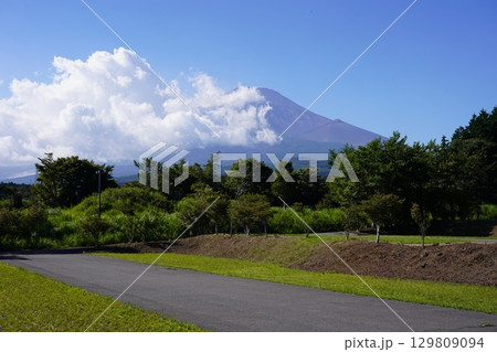 静岡県裾野市から望む夏の富士山 129809094