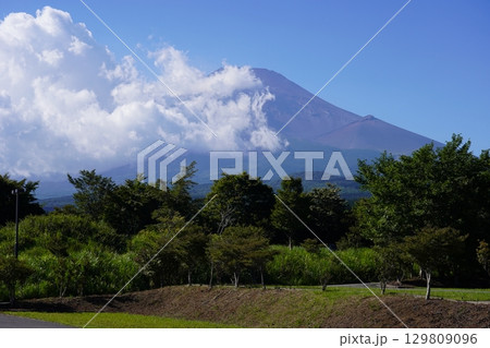 静岡県裾野市から望む夏の富士山 静岡県裾野市から望む夏の富士山 129809096