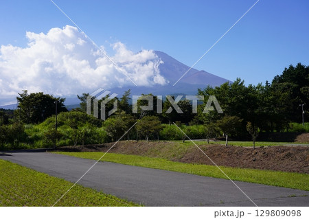 静岡県裾野市から望む夏の富士山 静岡県裾野市から望む夏の富士山 129809098
