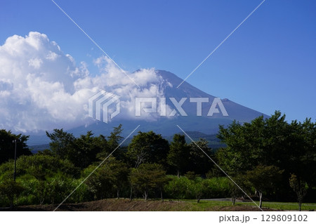静岡県裾野市から望む夏の富士山 129809102