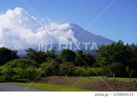 静岡県裾野市から望む夏の富士山 静岡県裾野市から望む夏の富士山 129809115