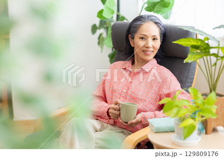 ソファに座ってくつろぐ女性 129809176