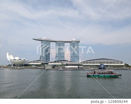 シンガポールのランドマーク「マリーナベイサンズ」 129809244