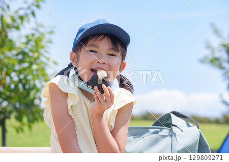 ピクニックで食事する子供 129809271