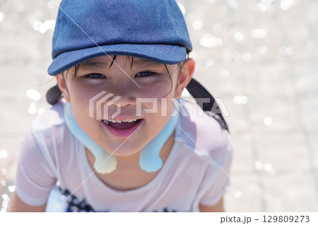 磯遊びをする子供 129809273