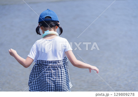 磯遊びをする子供 磯遊びをする子供 129809278