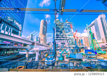 日本の東京都市景観8月19日。クローラークレーンやパイルドライバーなどの巨大重機がズラリ…＝渋谷 129809323