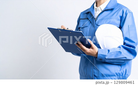 水色の作業服を着た男性 129809461