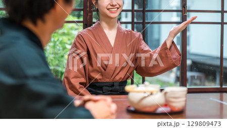 旅館の客室で挨拶する旅館スタッフの女性・仲居・女将 129809473