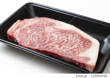 プラスチックトレーに入ったステーキ肉　白バック 129809480