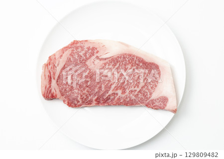 白皿に乗ったステーキ肉 白バック 白皿に乗ったステーキ肉 白バック 129809482