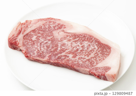 白皿に乗ったステーキ肉 白バック 白皿に乗ったステーキ肉 白バック 129809487