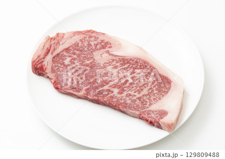 白皿に乗ったステーキ肉 白バック 白皿に乗ったステーキ肉 白バック 129809488