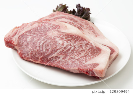 白皿に乗ったステーキ肉 白バック 白皿に乗ったステーキ肉 白バック 129809494