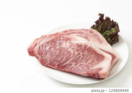 白皿に乗ったステーキ肉　白バック 129809499