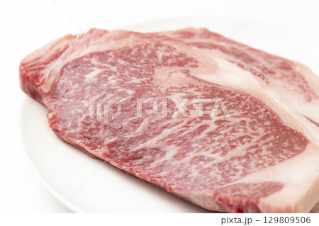 白皿に乗ったステーキ肉　白バック 129809506