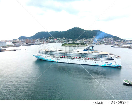 夏の北海道函館市函館港に寄港するクルーズ船ノルウェージャン・スピリット号の風景を空撮 夏の北海道函館市函館港に寄港するクルーズ船ノルウェージャン・スピリット号の風景を空撮 129809525
