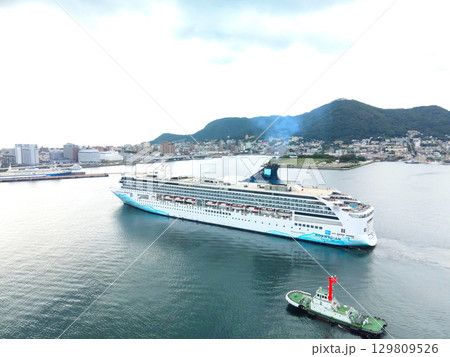 夏の北海道函館市函館港に寄港するクルーズ船ノルウェージャン・スピリット号の風景を空撮 夏の北海道函館市函館港に寄港するクルーズ船ノルウェージャン・スピリット号の風景を空撮 129809526