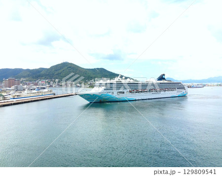 夏の北海道函館市函館港に寄港するクルーズ船ノルウェージャン・スピリット号の風景を空撮 129809541