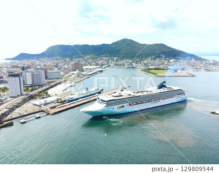 夏の北海道函館市函館港に寄港するクルーズ船ノルウェージャン・スピリット号の風景を空撮 夏の北海道函館市函館港に寄港するクルーズ船ノルウェージャン・スピリット号の風景を空撮 129809544