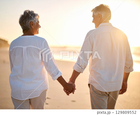 手を繋いでいるカップル 129809552