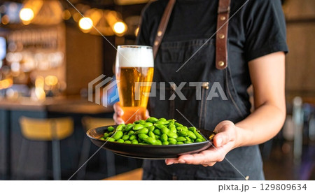 居酒屋でアルバイトをしている人 129809634