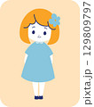 花の髪飾りをつけたかわいい女の子のイラスト 129809797