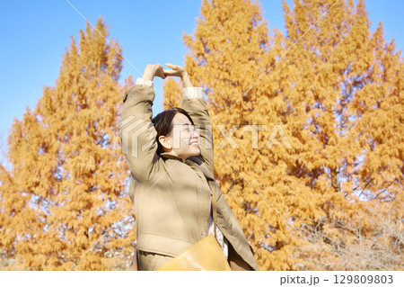 女性 ミドルエイジ 紅葉 伸び 女性 ミドルエイジ 紅葉 伸び 129809803