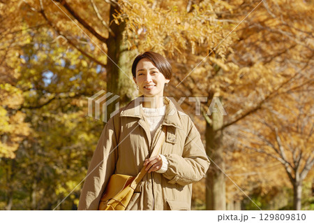 秋の公園を散歩する女性　ミドルエイジ 129809810