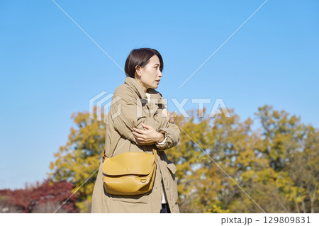 外で凍えるミドルエイジの女性 129809831