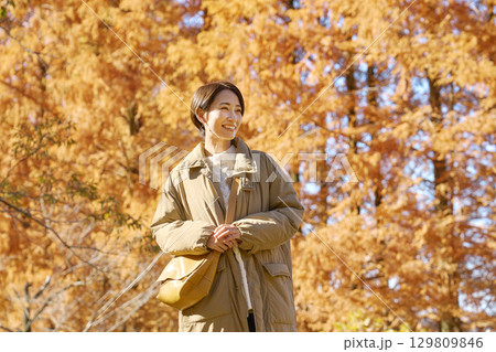 紅葉の中を散歩する女性　ミドルエイジ 129809846