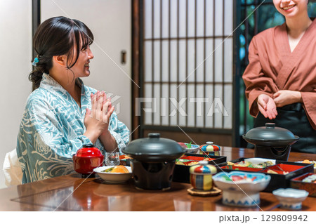旅館,客室,個室で料理の説明をする女性スタッフ,仲居さん(部屋食) 旅館,客室,個室で料理の説明をする女性スタッフ,仲居さん(部屋食) 129809942
